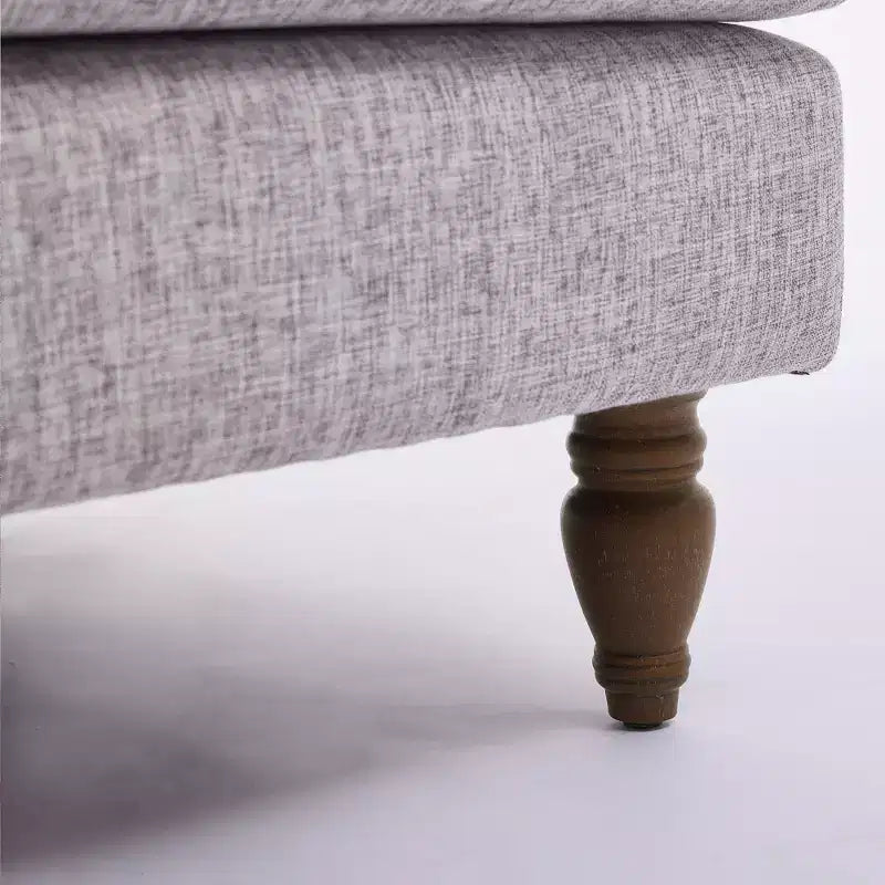 Fauteuil vintage en lin avec accoudoirs tapissés et pieds en bois massif ancien