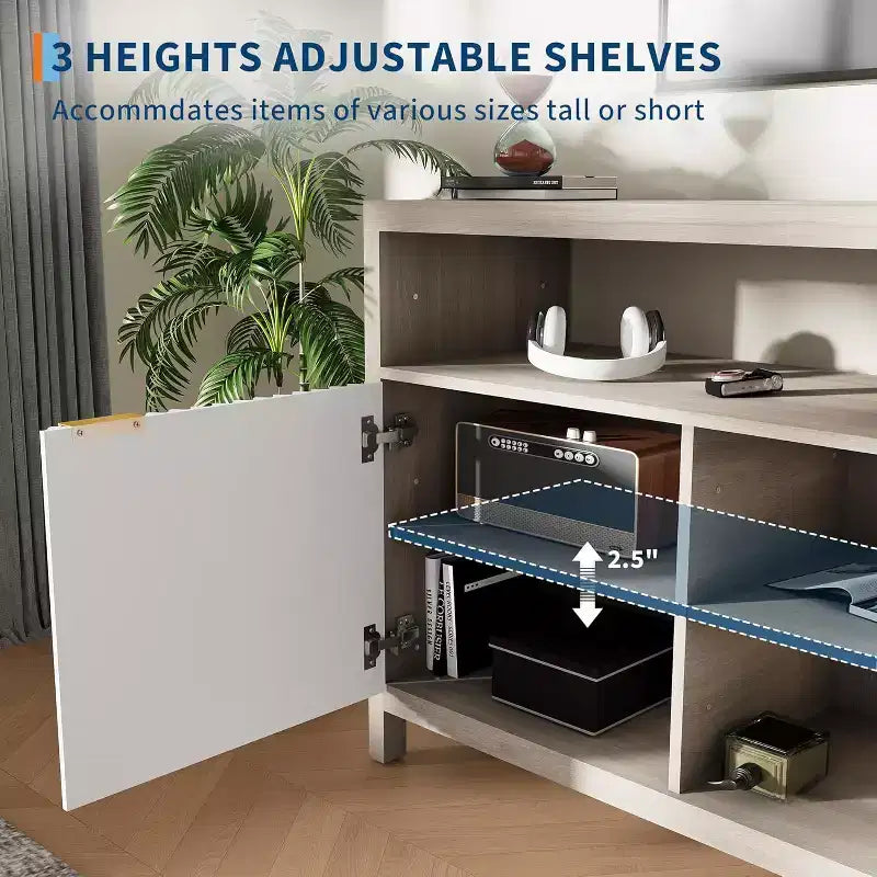 Meuble TV scandinave contemporain avec portes cannelées et rangements
