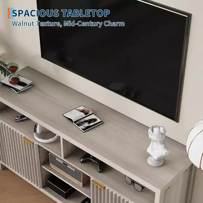 Meuble TV scandinave contemporain avec portes cannelées et rangements