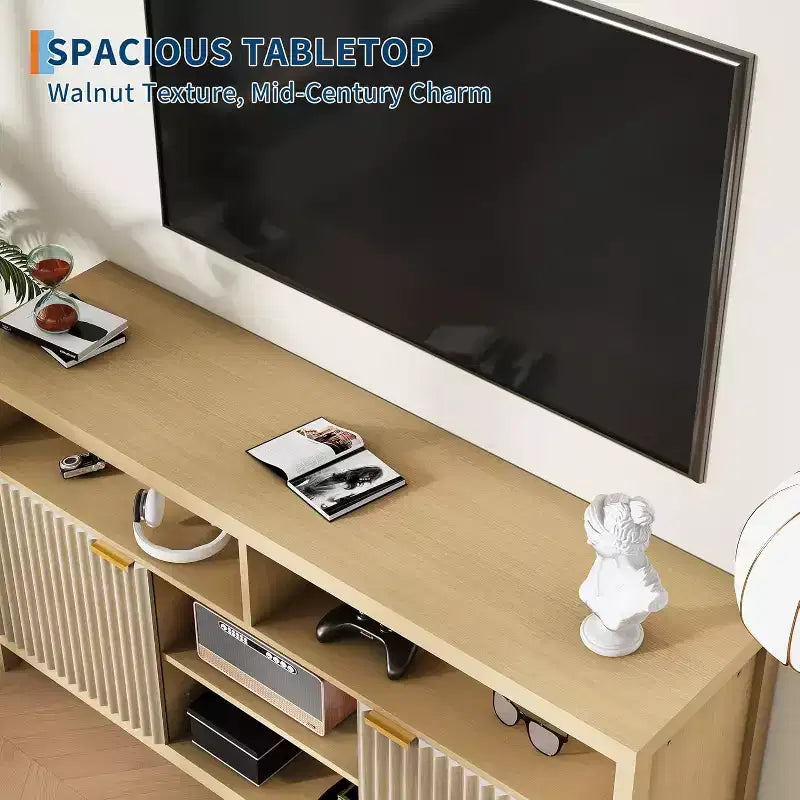 Meuble TV scandinave contemporain avec portes cannelées et rangements