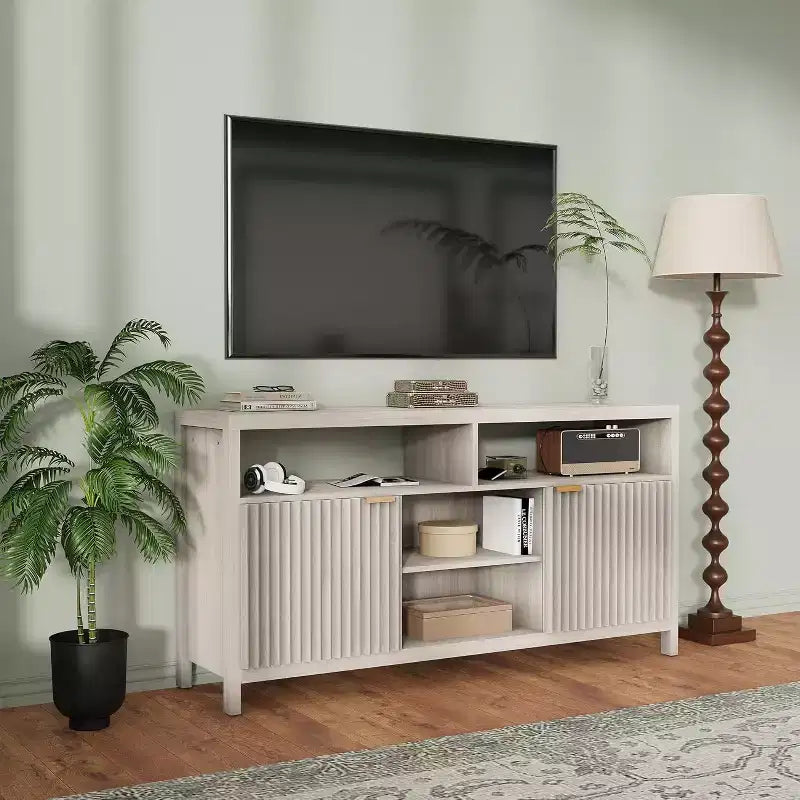 Meuble TV scandinave contemporain avec portes cannelées et rangements